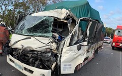 國道1號連環車禍！小貨車輪胎脫落害多車追撞 釀1死