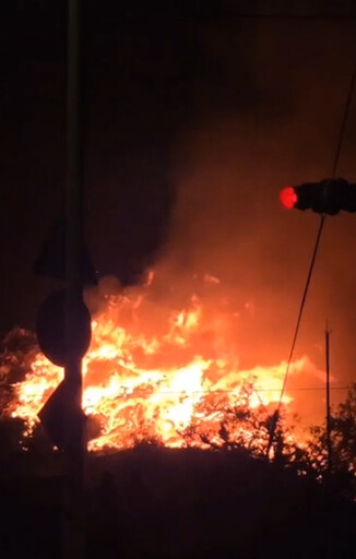 台南白河廢棄物大量起火！環保局出動4台怪手支援搶救