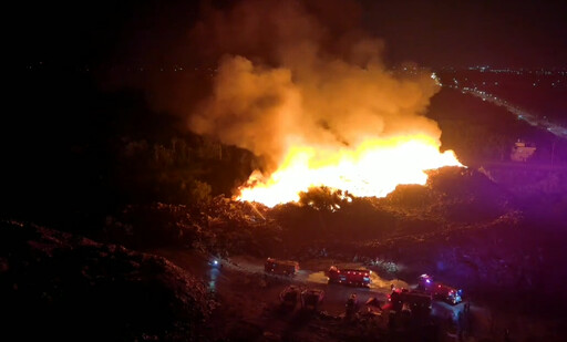 台南白河廢棄物大量起火！環保局出動4台怪手支援搶救