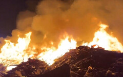 台南白河廢棄物大量起火！環保局出動4台怪手支援搶救