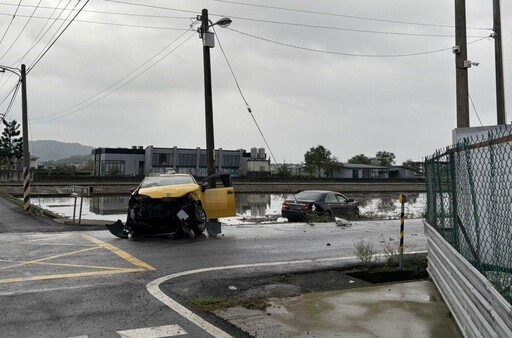 影/猛烈相撞！宜蘭計程車卡水溝、小客車墜田 驚悚畫面曝光