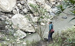 影/屏東獅王瀑布3遊客摔落骨折 空勤直升機吊掛救援