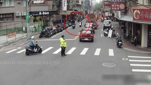 影/通緝犯邊騎車邊吸毒拒檢 蘆洲廟會陣頭助警壓制逮人