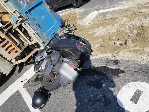台南砂石車追撞3車翻覆「車斗壓1機車」 騎士急送醫