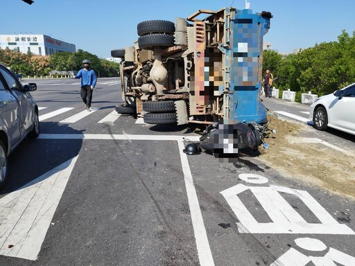 台南砂石車追撞3車翻覆「車斗壓1機車」 騎士急送醫