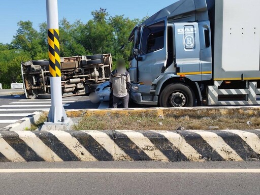 台南砂石車追撞3車翻覆「車斗壓1機車」 騎士急送醫