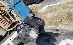 台南砂石車追撞3車翻覆「車斗壓1機車」 騎士急送醫