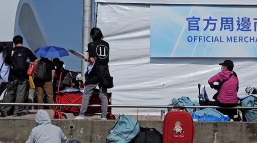 影/TWICE演唱會盜版攤販大逃亡 高雄警追逐中摔傷