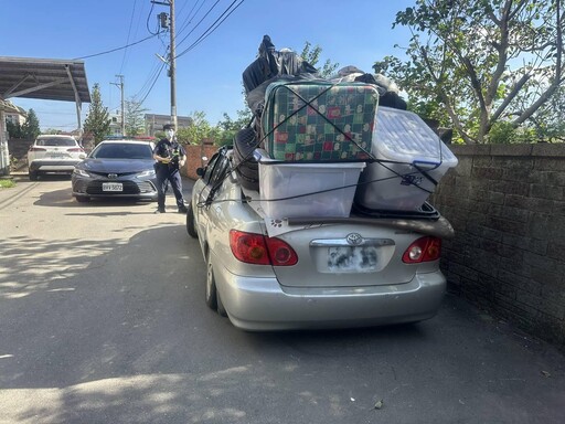 影/桃園生鏽「蝸居車」趴趴走! 後車廂堆滿1樓高家具