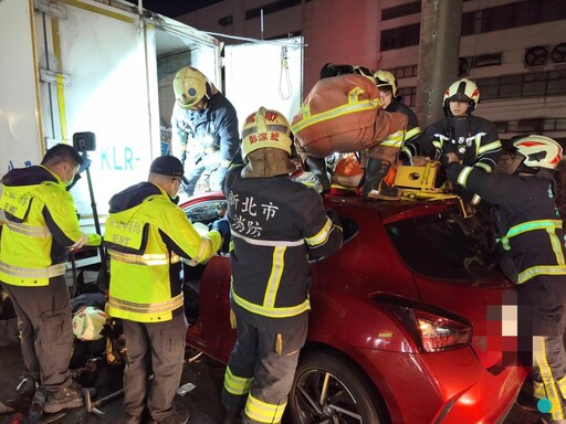 鶯歌21歲恍神男猛撞物流車尾 卸貨司機慘成夾心斷腿搶救中