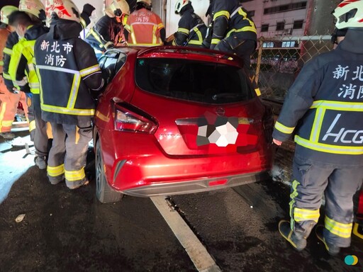 鶯歌21歲恍神男猛撞物流車尾 卸貨司機慘成夾心斷腿搶救中