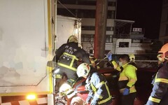 新北鶯歌爆「肢體分離噩耗」！物流車司機慘遭撞斷腿命危