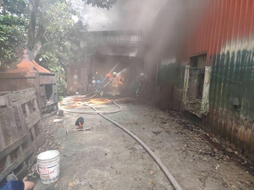 影/汐止夢湖旁工廠大火竄黑煙 200坪燒毀、2男嗆傷