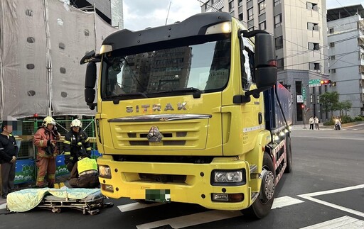 影/新北中和砂石車擦撞單車 女騎士卡車底全身骨折