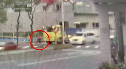 影/新北中和砂石車擦撞單車 女騎士卡車底全身骨折