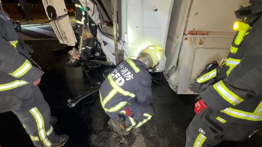 影/慘烈!國3烏日段「聯結車翻覆」 路面變成飲料海