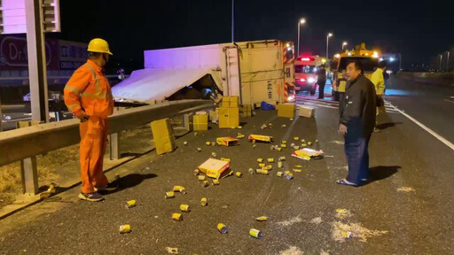 影/慘烈!國3烏日段「聯結車翻覆」 路面變成飲料海