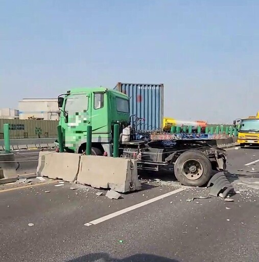 影/國1煉獄!「二氯乙烷」罐車4追撞4傷 紫爆20公里