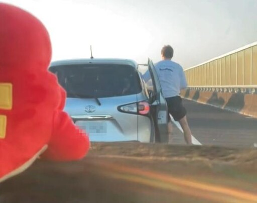 影/國6大塞車！外籍男突下車「站路肩跳舞」 畫面曝光