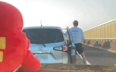 影/國6大塞車！外籍男突下車「站路肩跳舞」 畫面曝光