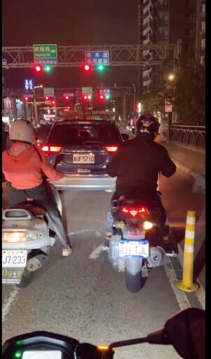 警車闖進機慢車道！網友驚呼「四輪摩托」 警方：執行任務
