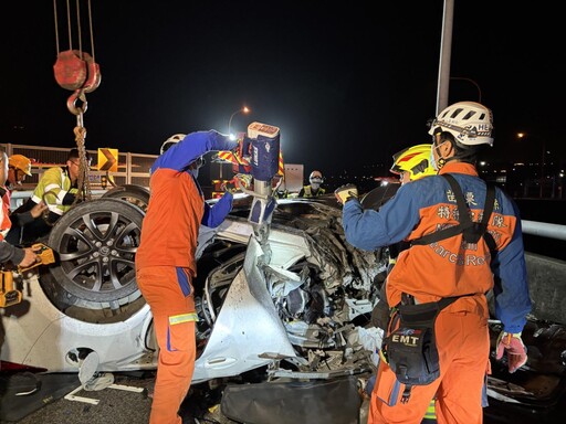 嚴重車禍!苗栗銅鑼交流道轎車翻車 1男受困、無生命跡象