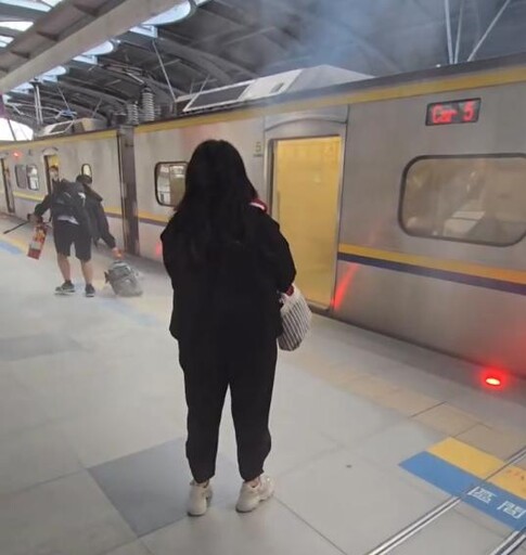 影/台鐵區間車內「行動電源爆炸起火」！驚悚畫面直擊
