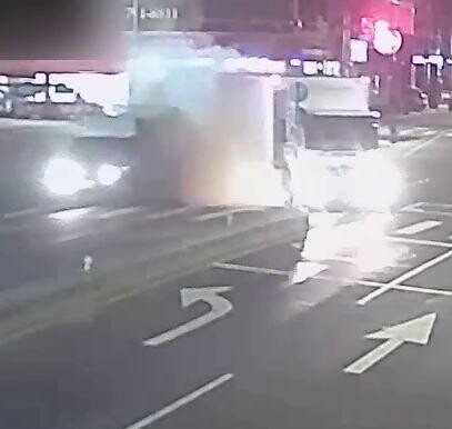 影/高雄驚悚一幕!物流車闖紅燈「高速相撞小貨車」