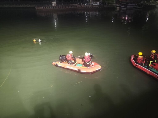 影/新北金山爆「海上噩耗」!婦人駕車墜漁港慘死