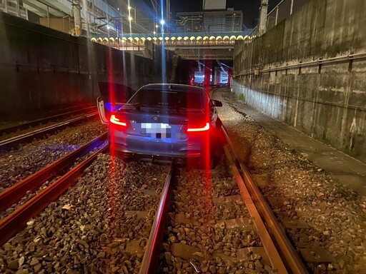 影/BMW當成火車開!基隆毒蟲衝鐵軌瞬間曝 竟是通緝犯