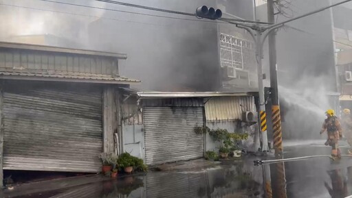 影/台南鐵皮倉庫火警！2民宅慘遭火舌延燒