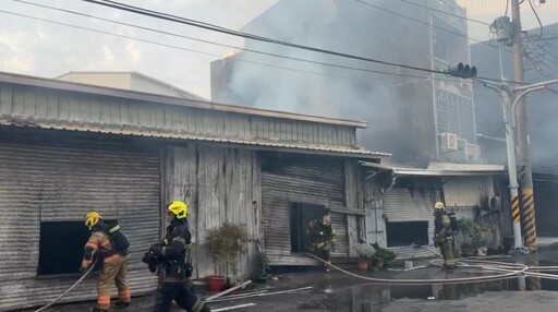 影/台南鐵皮倉庫火警！2民宅慘遭火舌延燒