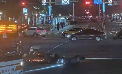 影/北市機車追撞噴火星冒煙 2騎士噴飛僅輕傷