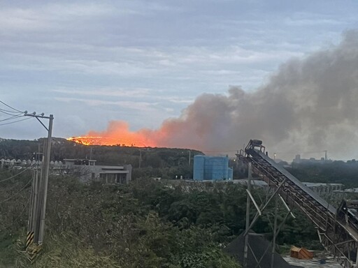 花蓮垃圾掩埋場爆大火！濃煙竄天 恐怖火海延燒