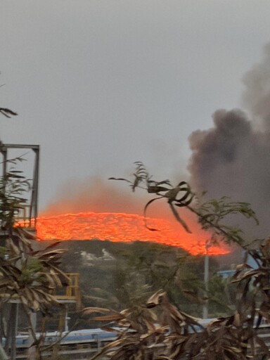 花蓮垃圾掩埋場爆大火！濃煙竄天 恐怖火海延燒