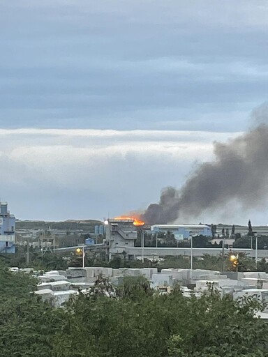 花蓮垃圾掩埋場爆大火！濃煙竄天 恐怖火海延燒