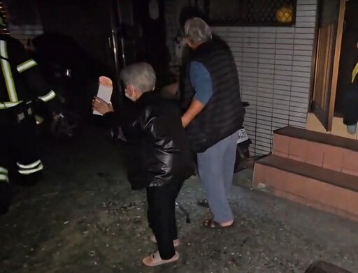 影/基隆民宅大火!9旬嬤情緒激動想衝回火場 家屬急勸阻