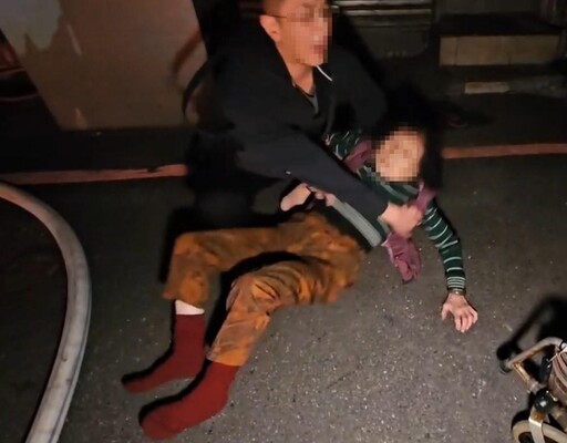 影/基隆民宅大火!9旬嬤情緒激動想衝回火場 家屬急勸阻