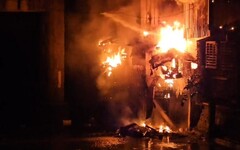 影/基隆民宅大火！9旬嬤情緒激動想衝回火場 家屬急勸阻