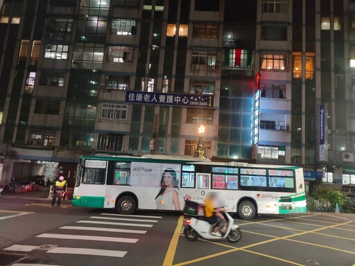 新北公車撞飛國三生！急煞又釀車上母女撞傷頭部