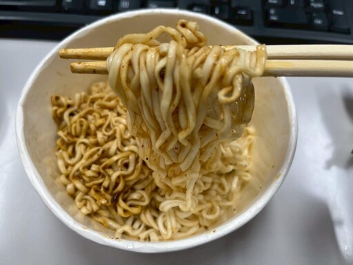 18分鐘狂掃3趟!台南婦搬空無人泡麵店食材遭判刑