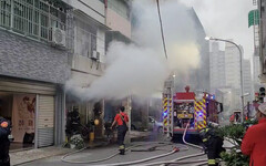 影/高雄鳳山透天厝火警！ 86歲嬤與看護獲救送醫