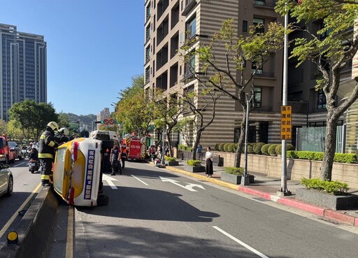 影/北市文山區9小時2計程車翻覆駕駛還同姓 警直呼太巧！