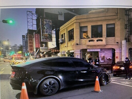 影/台南小客車驚悚碰撞「車頭慘變形」！ 店家也遭波及