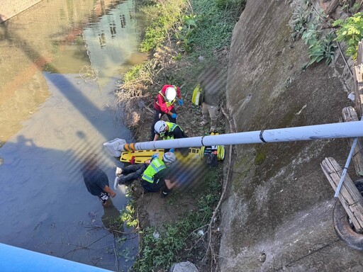 影/頭份女駕駛失控撞燈桿 無辜夫妻慘遭波及摔進大排