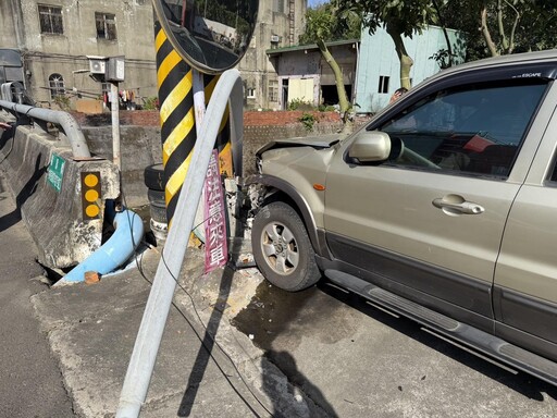 影/頭份女駕駛失控撞燈桿 無辜夫妻慘遭波及摔進大排