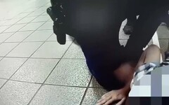 影/北捷台北車站出現噁狼！ 台男吻外籍女左肩「還痛毆站長」