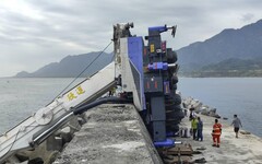 影/直擊！台東成功漁港「吊車倒插堤防」燃燒 1死1重傷