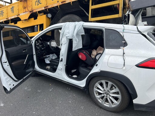 休旅車猛撞台61工程車「插入車底」！22歲男駕駛命危搶救