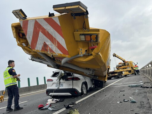 休旅車猛撞台61工程車「插入車底」！22歲男駕駛命危搶救